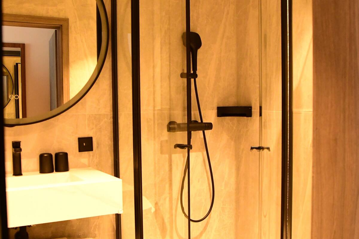 comfort double room | bathroom | separate bathtub and shower, deep-soaking bathtub, free toiletries