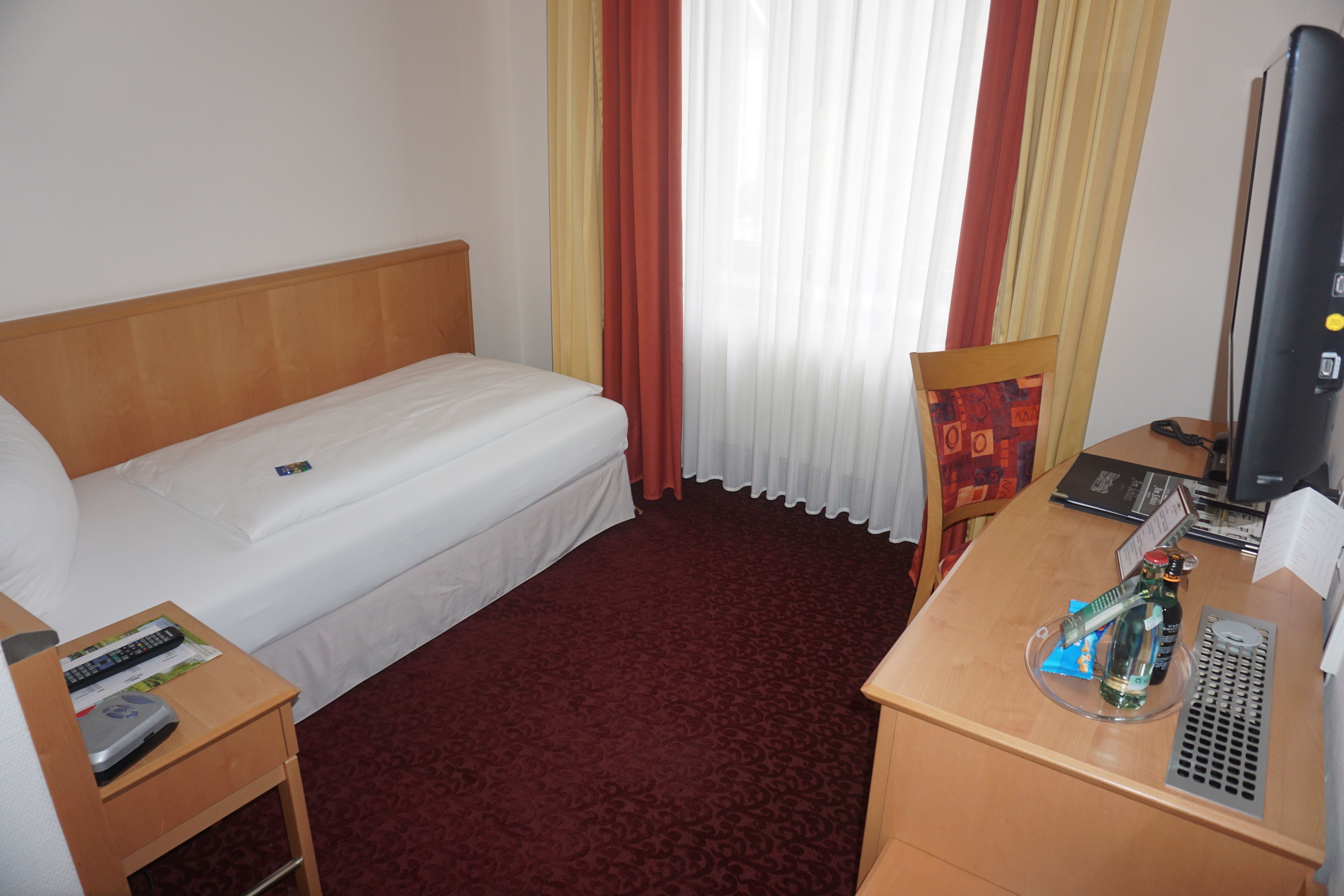 single room | hypo-allergenic bedding, minibar, in-room safe, desk