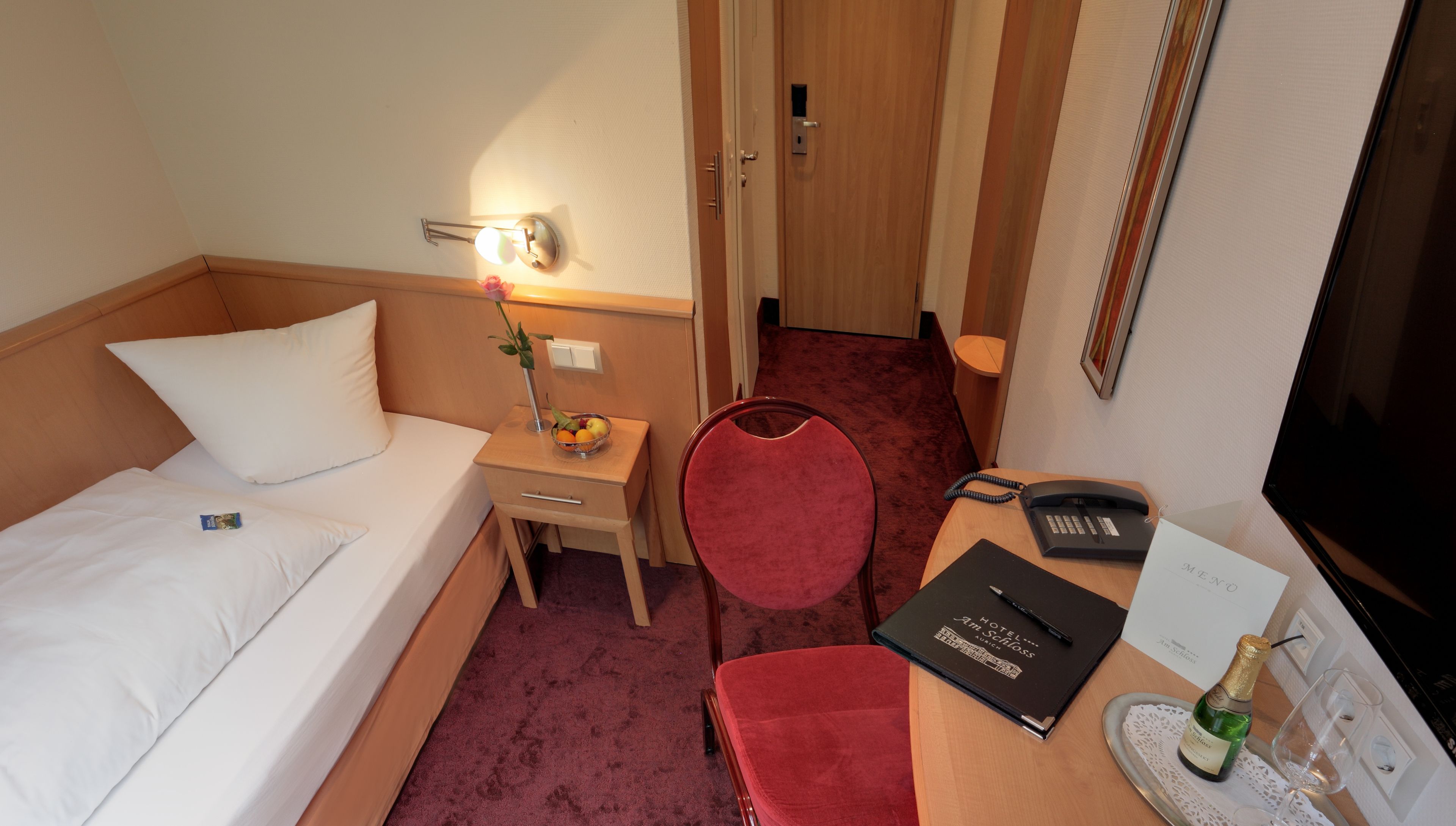 single room | hypo-allergenic bedding, minibar, in-room safe, desk