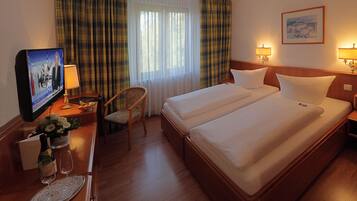 1 bedroom, hypo-allergenic bedding, minibar, in-room safe