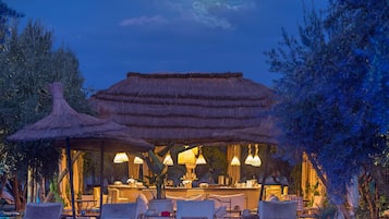 Poolside bar
