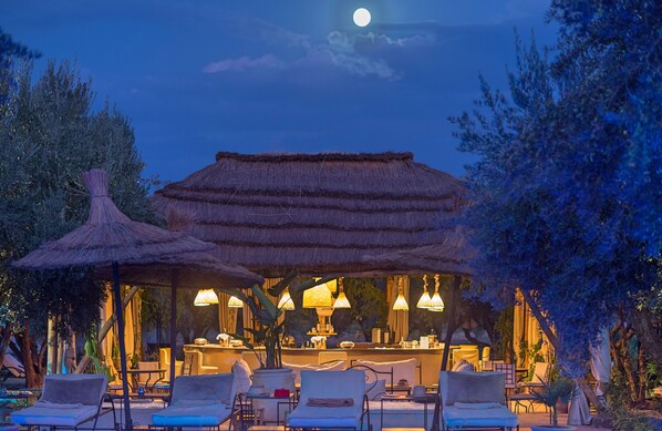 Poolside bar - La Ferme El Dar (Marrakech)