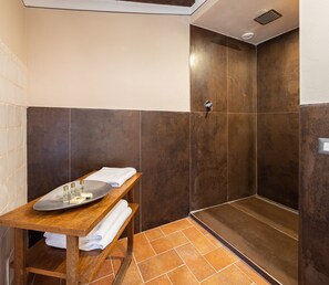Casa de campo superior, 1 cama de matrimonio, frigorífico, en la zona del jardín | Ducha del cuarto de baño