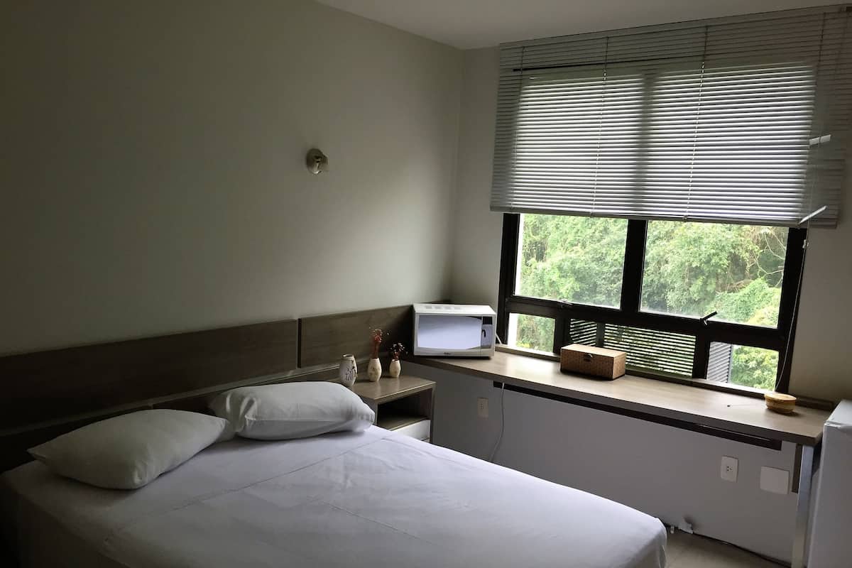 Een minibar, verduisterende gordijnen, geluiddichte muren