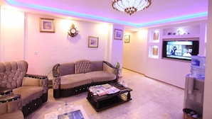 Lobby sitting area - Hotel Grand Urhay (Sanliurfa)