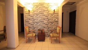 Lobby sitting area - Hotel Grand Urhay (Sanliurfa)
