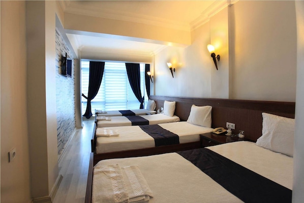 Habitación cuádruple | Caja de seguridad en la habitación, escritorio y wifi gratis