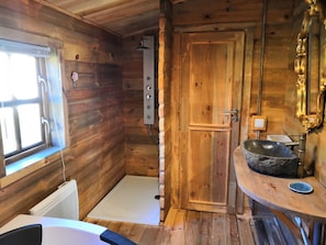 Deluxe cottage | Badkamer | Gratis toiletartikelen, een haardroger, handdoeken