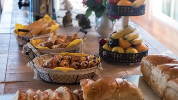 Petit déjeuner buffet (11.00 EUR par personne)