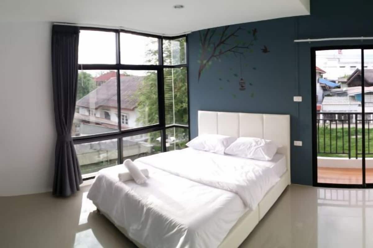 Escritorio, cortinas blackout y wifi gratis