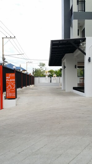 Free self parking - KP Place (Lop Buri)