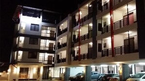 Um hotel com vários andares e uma garagem.