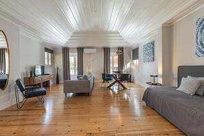 Apartamento luxo, 1 quarto, vista para a cidade | Living area | 80-cm flat-screen TV with cable channels - Santa Justa 24 Apartments (Lisbon)