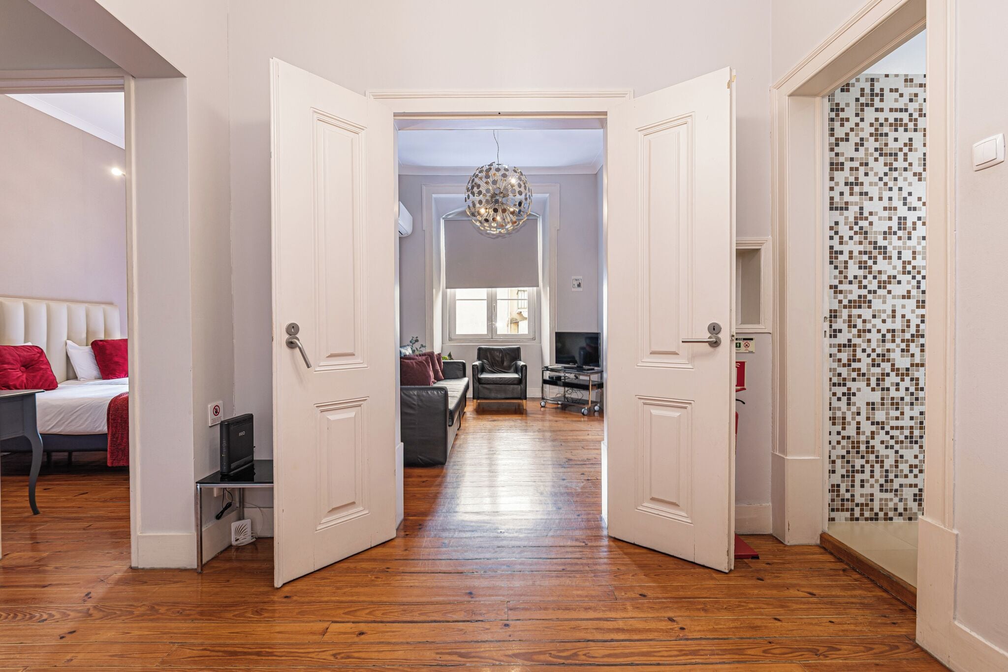 Apartamento superior, 3 quartos, 2 banheiros, vista para a cidade | Khu phòng khách | TV màn hình phẳng 80-cm có truyền hình cáp 