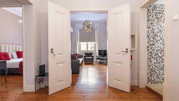 Apartamento superior, 3 quartos, 2 banheiros, vista para a cidade | Área de sala de estar | Televisión de pantalla plana de 80 cm con canales por cable