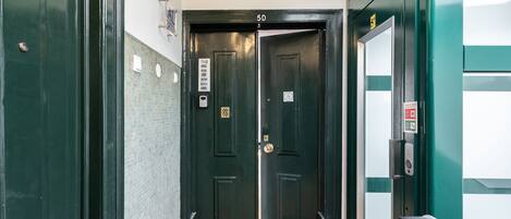 Un corridoio con una porta doppia contrassegnata con '5D' che dà su una stanza.