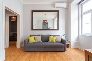 Apartamento família, 2 quartos, 2 banheiros, vista para a cidade | Living area | 80-cm flat-screen TV with cable channels