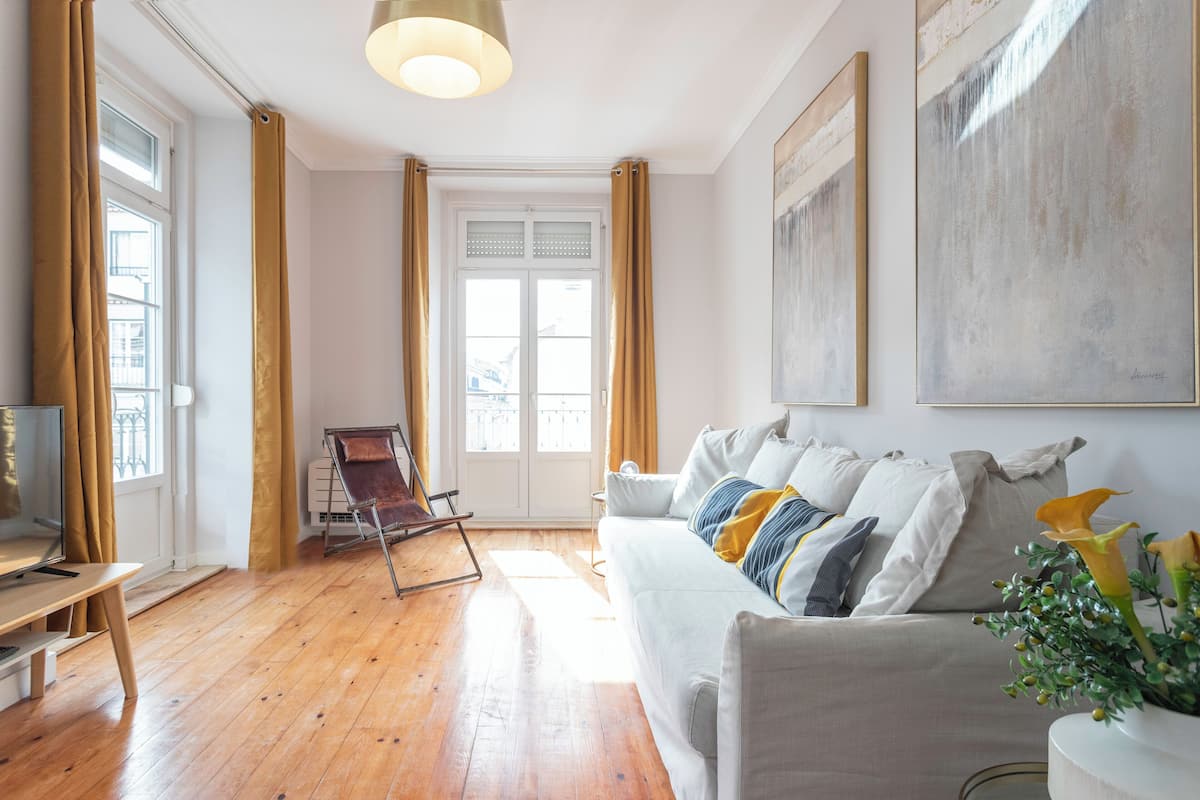 Exclusive Apartment, 2 Bedrooms, 2 Bathrooms, City View | Living area | 80-cm flat-screen TV with cable channels