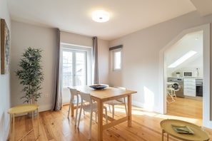 Apartamento superior, 2 quartos, 2 banheiros, vista para a cidade | Esszimmer