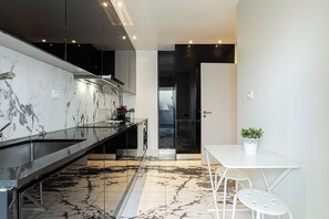 Apartamento luxo, 1 quarto, vista para a cidade | Private kitchen | Fridge, microwave, stovetop, toaster - Santa Justa 24 Apartments (Lisbon)