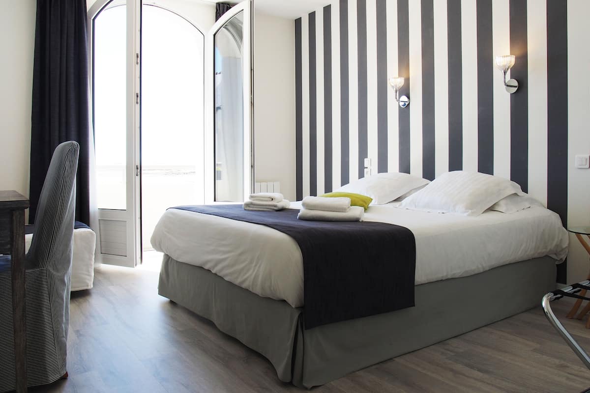 standard double room | 1 bedroom, premium bedding, desk, blackout curtains