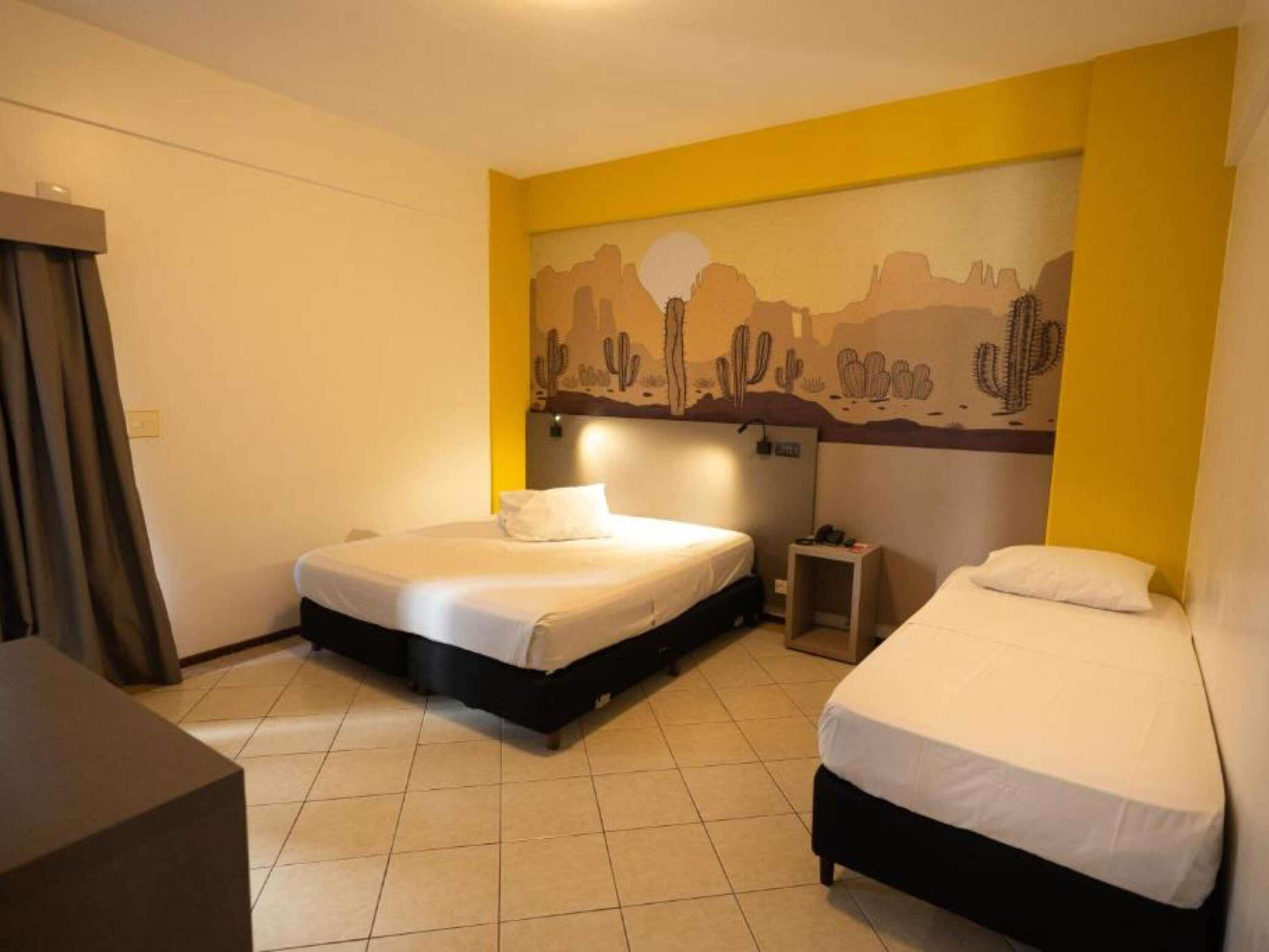 Minibar, free WiFi, bed sheets