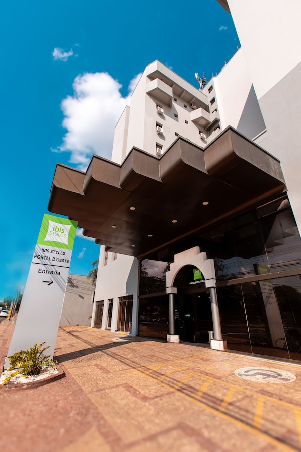 A modern building with a sign indicating 'IBIS STYLES PORTAL D'OUESTE' and an entrance arrow. - ibis Styles Presidente Prudente Portal D'Oeste (Presidente Prudente)