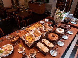 Se ofrece un desayuno bufé todos los días (por un coste adicional)