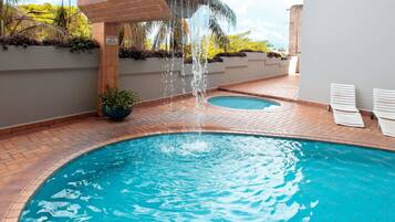 Una piscina al aire libre