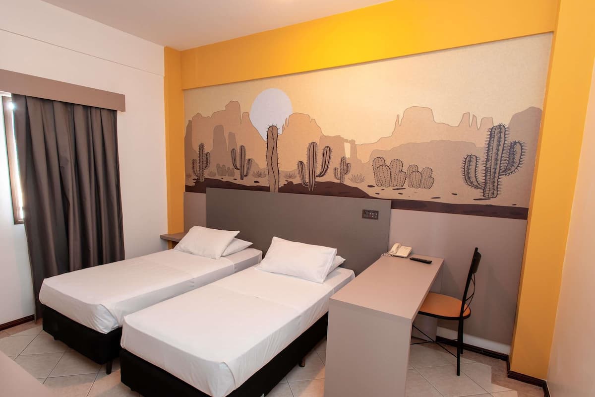 Quarto standard, 2 camas de solteiro | Frigobar, Wi-Fi de cortesia, roupa de cama