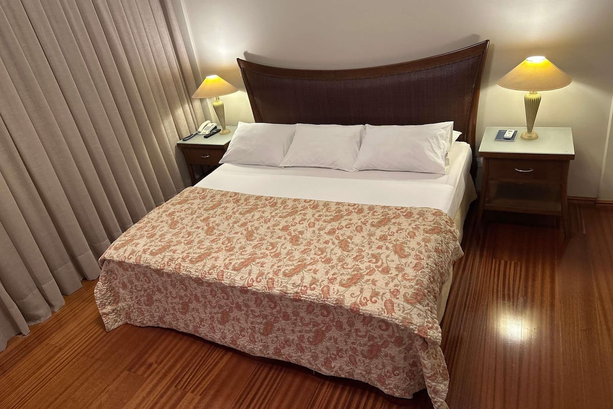 Suíte superluxo, 1 cama King | Frigobar, Wi-Fi de cortesia, roupa de cama