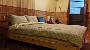 A bedroom with a wooden bed, a desk, and a chair. - Pearl B&B (Jinsha)