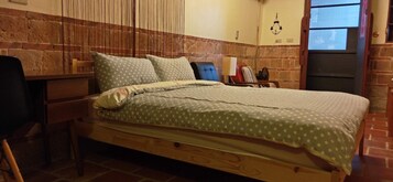 Comfort Quadruple Room, 2 Queen Beds, Ensuite | Desk, blackout drapes, free WiFi, bed sheets