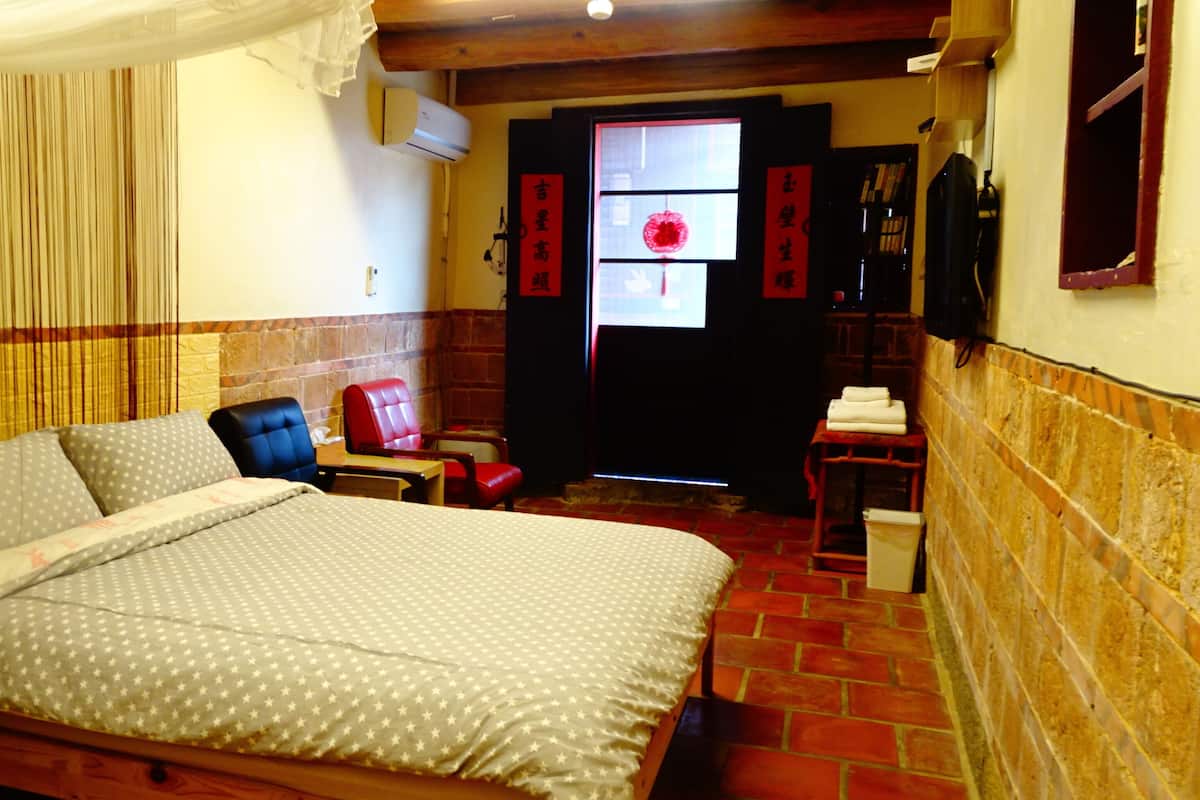 Comfort Quadruple Room, 2 Queen Beds, Ensuite | Desk, blackout drapes, free WiFi, bed sheets
