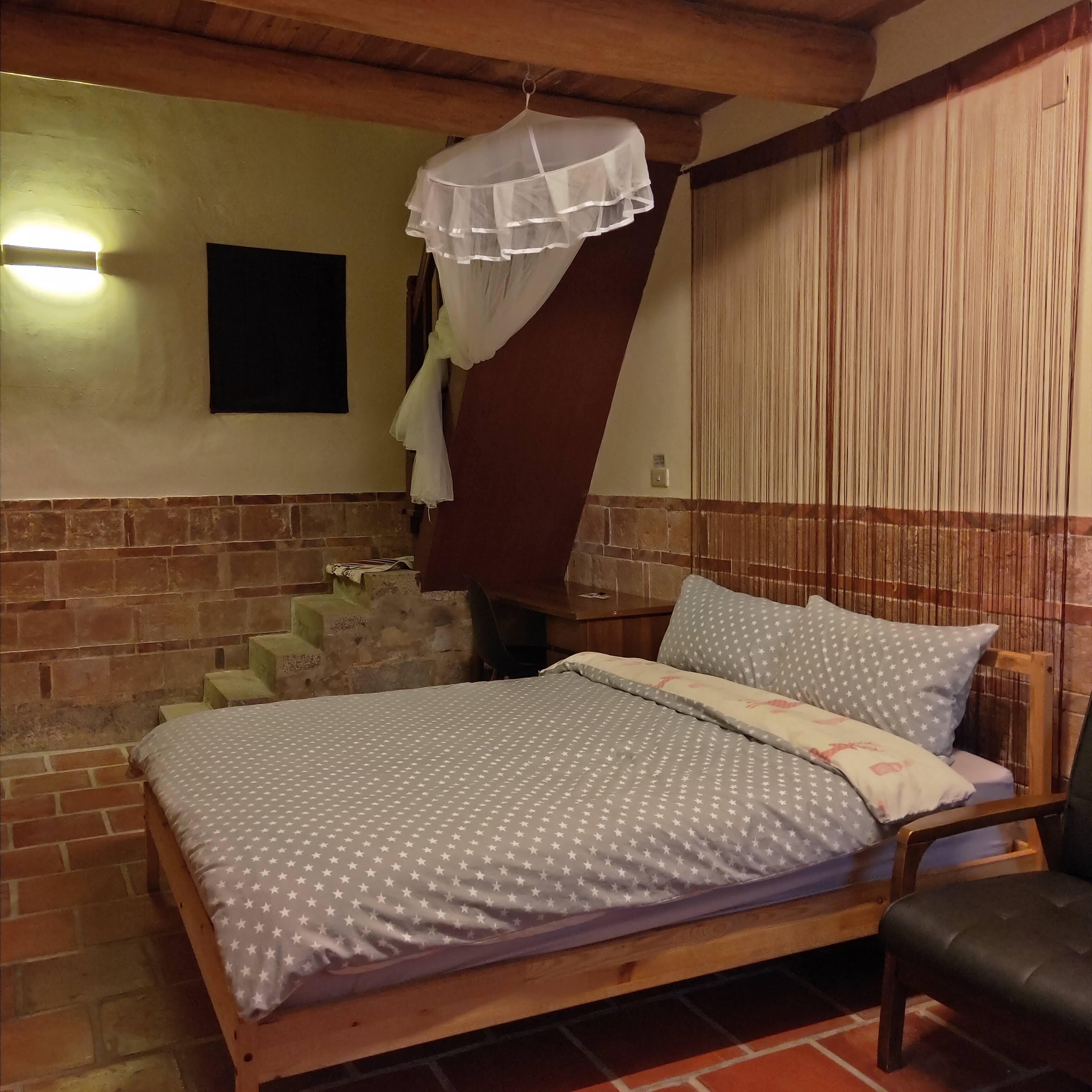 Escritorio, cortinas blackout, wifi gratis y ropa de cama 