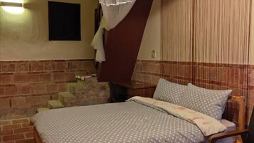 Escritorio, cortinas blackout, wifi gratis y ropa de cama