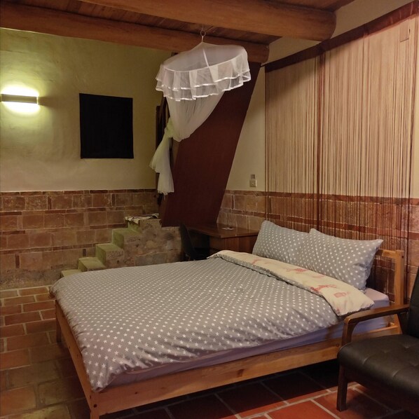 Comfort Quadruple Room, 2 Queen Beds, Ensuite | Desk, blackout drapes, free WiFi, bed sheets - Pearl B&B (Jinsha)