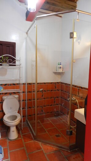 Shower, rainfall showerhead, eco-friendly toiletries, hair dryer - Pearl B&B (Jinsha)