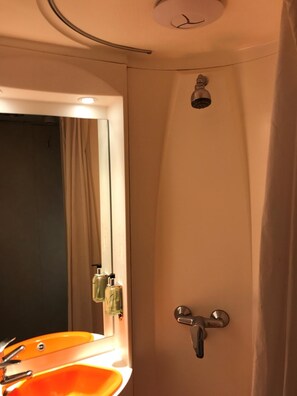 Shower, towels - Easyhotel South Kensington (London)