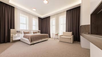 Suite Junior | Seprai premium, minibar, brankas, dan meja kerja