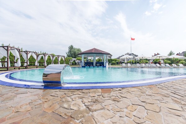 Indoor pool, seasonal outdoor pool, pool loungers