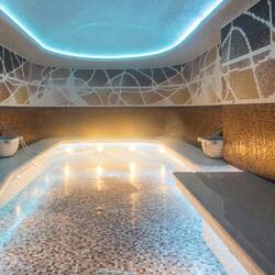 Salas de tratamiento para parejas, sauna y tina de hidromasaje