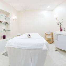 Salas de tratamiento para parejas, sauna y tina de hidromasaje