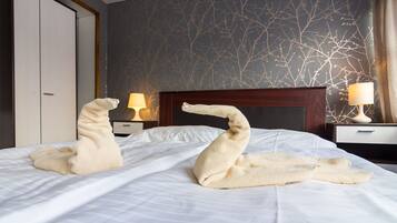 Standard-Vierbettzimmer, Kühlschrank | Schreibtisch, Verdunkelungsvorhänge, kostenloses WLAN, Bettwäsche