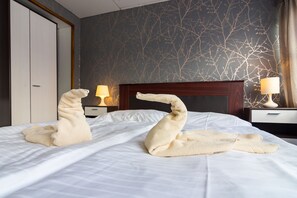 Chambre Quadruple Standard, réfrigérateur | Bureau, rideaux occultants, Wi-Fi gratuit, draps fournis