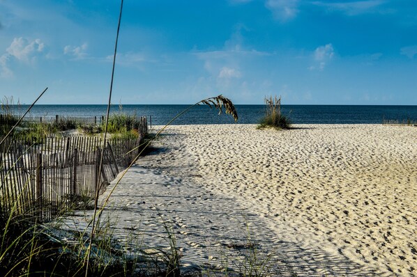 Cottage, 3 Bedrooms | Beach - The Rookery III Unit 4001 (Gulf Shores)