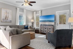 Casa de campo, 3 habitaciones | Zona de estar | Una Smart TV, un reproductor de DVD