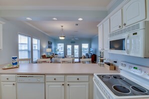 Duplex, 3 Bedrooms | Private kitchen | Fridge, microwave, oven, dishwasher - Spinnaker Pointe Unit 4B (Gulf Shores)