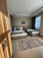 标准三人房 | 迷你吧、客房内保险箱、办公桌、隔音