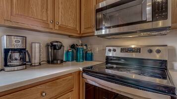 Cottage, 3 Bedrooms | Private kitchen | Fridge, microwave, oven, dishwasher